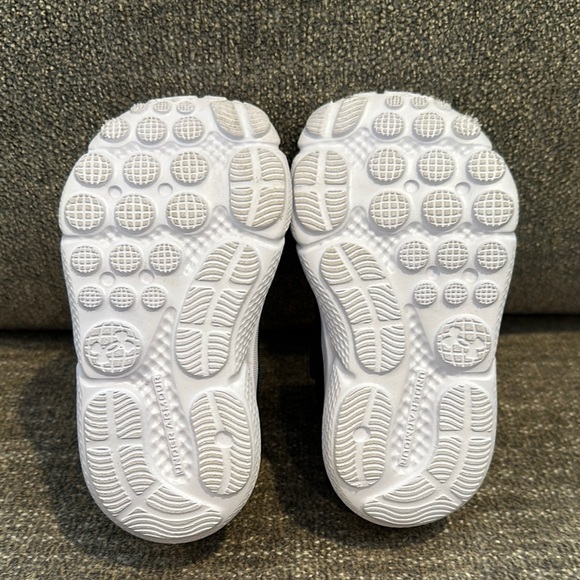 NWOT- Under Armour Black Kids Shoes. Size 6 toddler - Picture 8 of 9